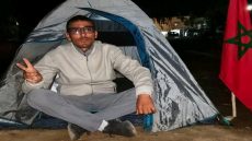 ميدلت.. إدريس أهجيت يخوض اعتصاما ومبيتا ليليا أمام جماعة كرامة احتجاجاً على تأخر رخصة البناء