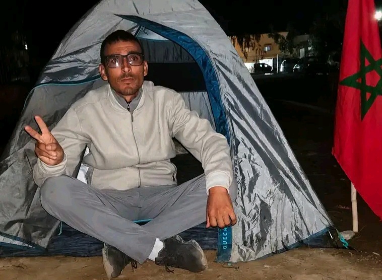 ميدلت.. إدريس أهجيت يخوض اعتصاما ومبيتا ليليا أمام جماعة كرامة احتجاجاً على تأخر رخصة البناء